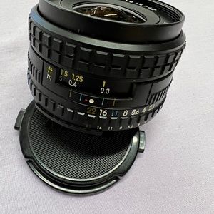 Nikon 28 mm 1: 2.8 series – E camera lens.